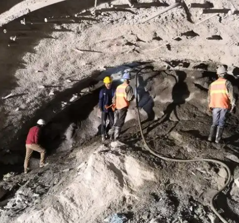 源汇拱顶带模注浆料的施工流程及注意事项
